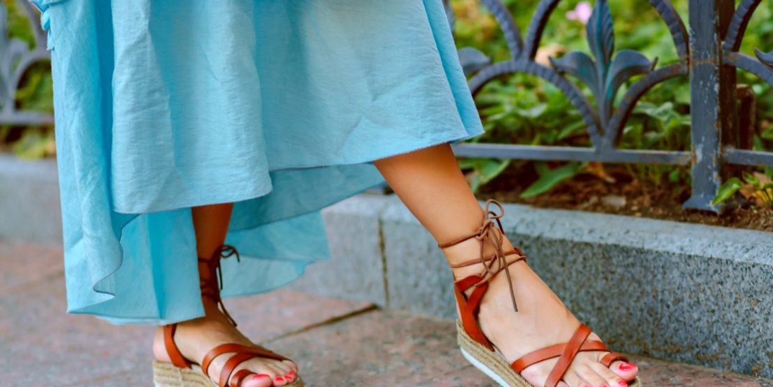 Optează pentru confort – de ce sandalele și papucii sunt încălțămintea perfectă pentru vară