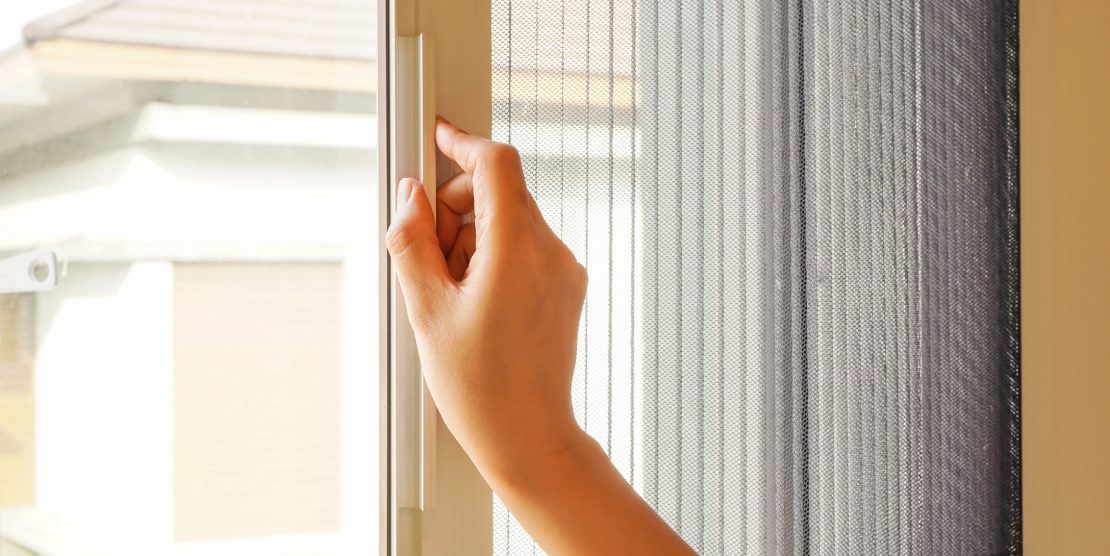 Plasa de tantari rulou SmartFenster: Solutia eficienta pentru combaterea insectelor in casa ta!