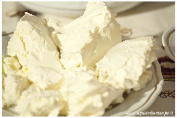Mascarpone – ce este, cum se folosește în mod corect și cum poate fi preparat acasă. 10 rețete cu mascarpone